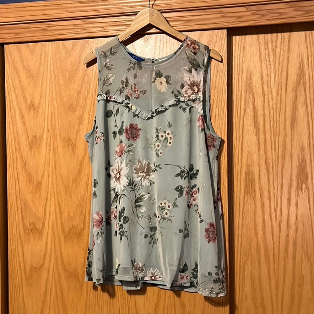 3/$20 Sleeveless floral blouse